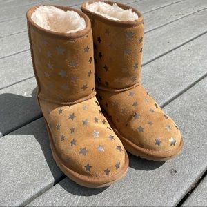 Ugg Kids Classic II short boot chestnut with stars
